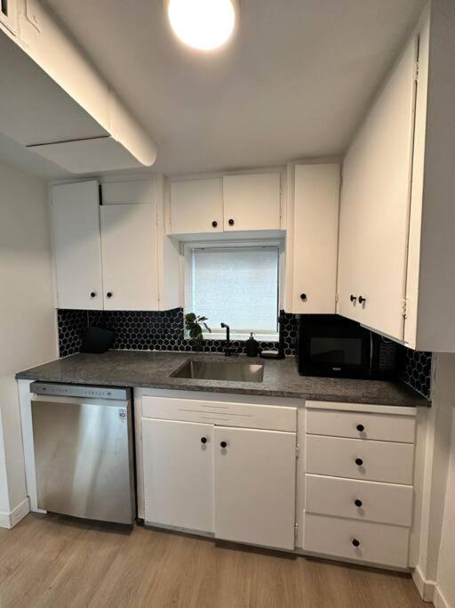 Petite Main Street Haven Apartment Vancouver Exterior photo