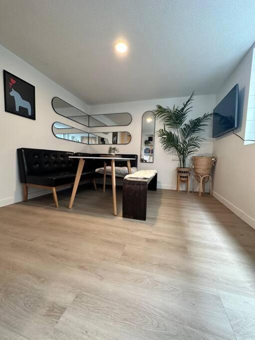 Petite Main Street Haven Apartment Vancouver Exterior photo