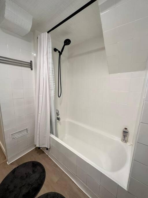 Petite Main Street Haven Apartment Vancouver Exterior photo