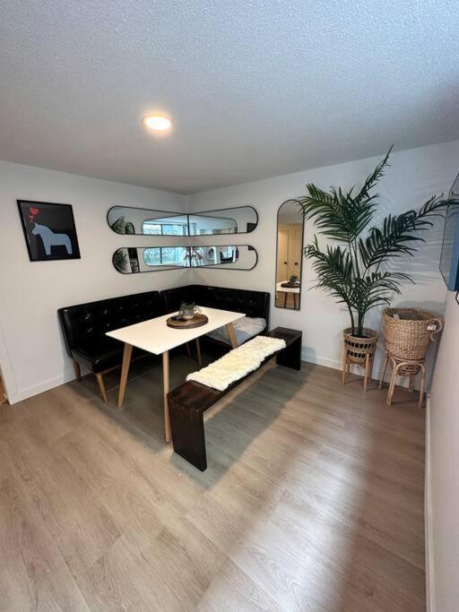 Petite Main Street Haven Apartment Vancouver Exterior photo